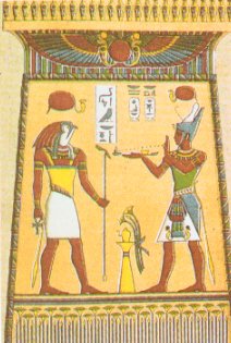 Les Egyptiens furent les 1er utilisateurs de parfum à travers leurs pratiques religieuses. On reconnaït le «bras à encens» qui servait aux fimugations faites en hommage aux dieux.