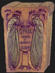 Cigalia de Roger&Gallet (1924). On remarquera la beaut et la finesse du coffert servant  contenir le flacon: en lamelles de bois, il figure 2 cigales en vis--vis aux ailes nervures, le relief est gaufr, la platine en bronze et le titre a t ralis en pyrogravure.