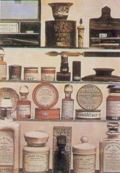 Ds 1828 un nom prestigieux fit son entre dans le domaine rsev  des parfumeurs: Guerlain. Outre des parfums, cette grande maison vendait des poudres ainsi que des huiles et des crmes.