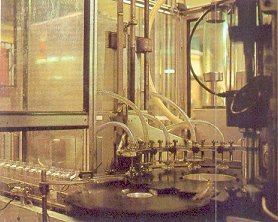 Grce  un systme sophistiqu, chaque vaporisateur est rempli automatiquement de parfum. Ces machines sont directement relies aux cuves de macration par des pompes antidflagrantes.