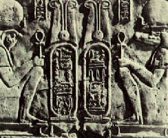 Temlpe de Kom Ombo. Haroris, le dieu faucon et Sobek, le dieu crocodile.