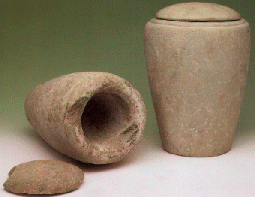 Vases canopes et pseudocanopes. Ancien Empire, Ve et VI e dynasties. Calcaire, hauteur : 30 et 34 cm, provenance : Gizeh.  